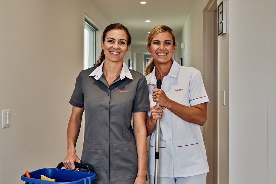 Deux aides-ménagères en titres-services avec leur matériel