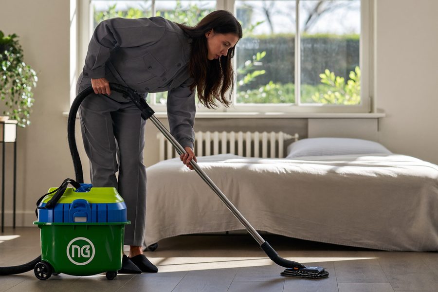 Passage de l’aspirateur dans une chambre
