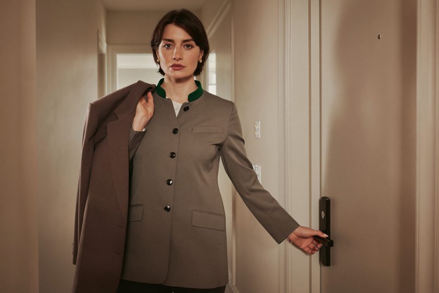 Femme passant un appel près de la porte d’entrée
